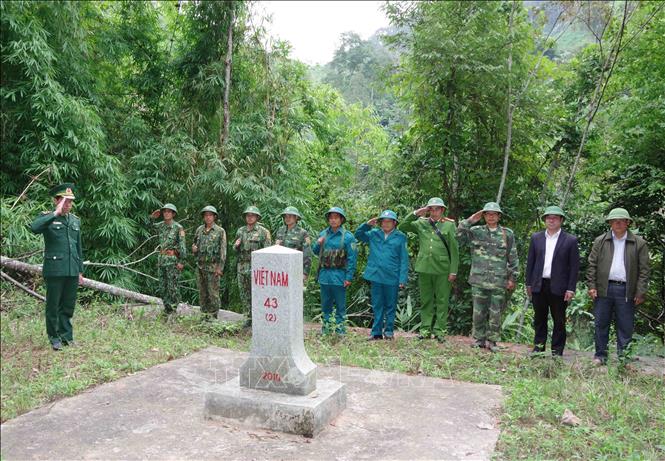 Trong ảnh: Các bộ, chiến sỹ Đồn Biên phòng Nậm Nhừ tuần tra cột mốc trên tuyến biên giới Việt Nam – Lào. Ảnh: Xuân Tiến-TTXVN