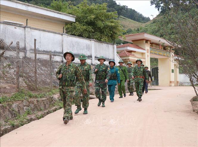 Trong ảnh: Các bộ, chiến sỹ Đồn Biên phòng Nậm Nhừ đang trên đường đi tuần tra đường biên giới. Ảnh: Xuân Tiến-TTXVN