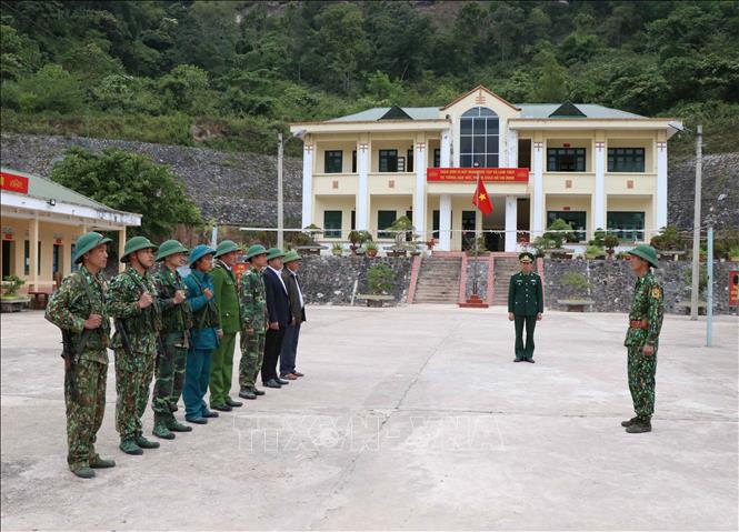 Trong ảnh: Cán bộ, chiến sỹ Đồn Biên phòng Nậm Nhừ nhận nhiệm vụ đi tuần tra đường biên, cột mốc. Ảnh: Xuân Tiến-TTXVN
