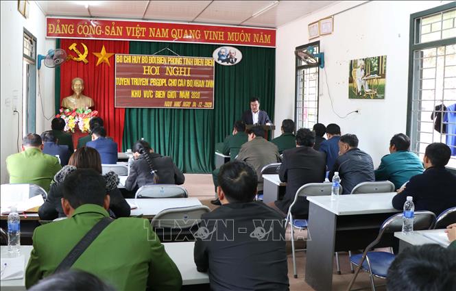 Trong ảnh: Cán bộ, chiến sĩ Đồn Biên phòng Nậm Nhừ thường xuyên phối hợp với các đoàn thể, cơ quan chức năng tổ chức tuyên truyền phổ biến pháp luật cho cán bộ, nhân dân khu vực biên giới. Ảnh: Xuân Tiến-TTXVN