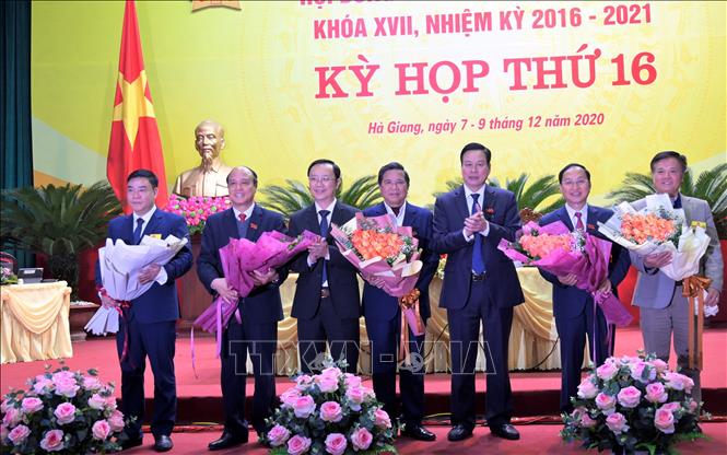 Thường trực Tỉnh ủy và Thường trực UBND tỉnh tặng hoa  đồng chí  Gia Long, Phó Chủ tịch UBND tỉnh (người ngoài cùng bên trái ảnh) và các đồng chí nghỉ hưu. Ảnh: Minh Tâm-TTXVN