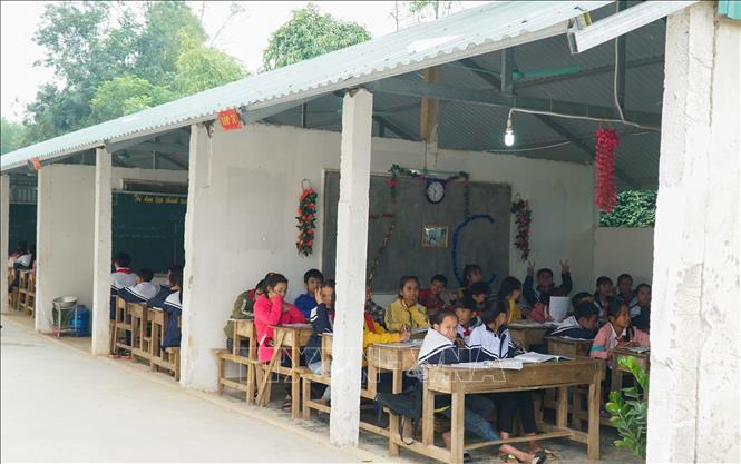Phòng học trống tứ bề, trời nắng thì quá nóng, trời mưa nước tạt vào trong, còn trời lạnh gió thốc vào rét buốt, ảnh hưởng đến sức khỏe của học sinh và giáo viên. Ảnh: Bích Huệ - TTXVN