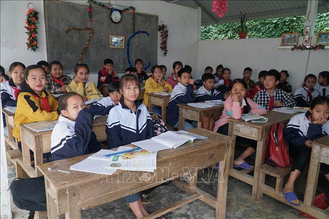 Các dãy bàn ghế buộc phải kê sát vào nhau đến tận cuối lớp, do diện tích mỗi phòng học không đảm bảo. Ảnh: Bích Huệ - TTXVN