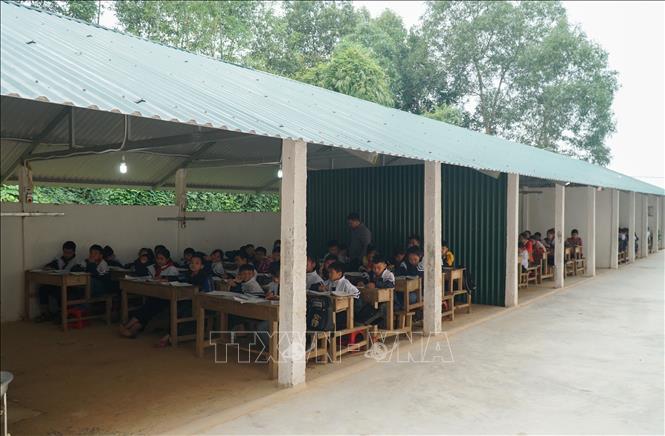  Suốt gần 4 tháng qua, cô trò Trường THCS Long Lộc phải dạy học trong tình cảnh trang thiết bị thiếu thốn, sơ sài. Ảnh: Bích Huệ - TTXVN