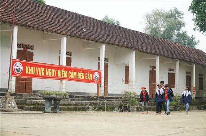 Trước và sau dãy phòng học này đều có biển cảnh báo khu vực nguy hiểm, ngăn học sinh lại gần để đảm bảo an toàn. Ảnh: Bích Huệ - TTVXN