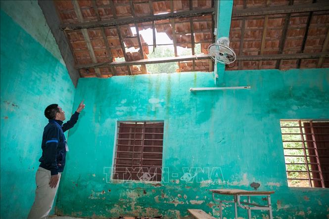 Do đã xuống cấp nên chỉ một trận mưa lớn khiến ngói rơi vỡ, không thể duy trì việc dạy học tại dãy phòng này. Ảnh: Bích Huệ - TTXVN.