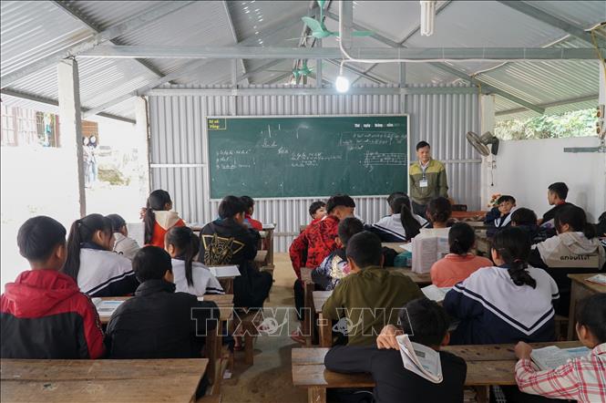 Với cơ sở vật chất tạm bợ như vậy, rất khó để nhà trường đảm bảo chất lượng giáo dục, đặc biệt là khi triển khai chương trình giáo dục mới. Ảnh: Bích Huệ - TTXVN