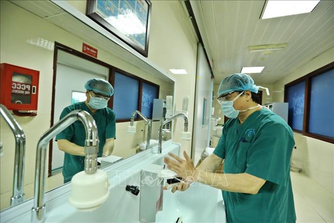 Trong ảnh: Hằng ngày, PGS. TS Trần Ngọc Lương tham gia phẫu thuật tuyến giáp cho bệnh nhân tại bệnh viện. Ảnh: Minh Quyết – TTXVN