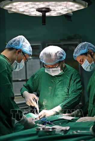 Trong ảnh: PGS. TS Trần Ngọc Lương hiện là thành viên Ban Chấp hành Hội phẫu thuật tuyến giáp Châu Á – Thái Bình Dương. Ảnh: Minh Quyết – TTXVN