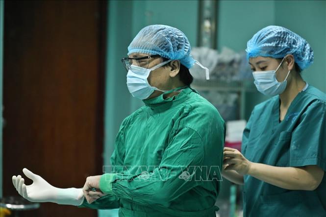 Trong ảnh: Hằng ngày, PGS. TS Trần Ngọc Lương tham gia phẫu thuật tuyến giáp cho bệnh nhân tại bệnh viện. Ảnh: Minh Quyết – TTXVN