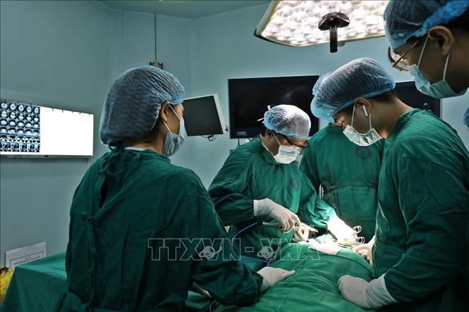 Trong ảnh: PGS. TS Trần Ngọc Lương luôn quan tâm và chú trọng công tác đào tạo và nghiên cứu khoa học, đã chỉ đạo và trực tiếp giúp đỡ, hướng dẫn kỹ thuật, chuyển giao công nghệ thành công cho các cơ sở tuyến dưới và các bệnh viện vệ tinh. Ảnh: Minh Quyết - TTXVN