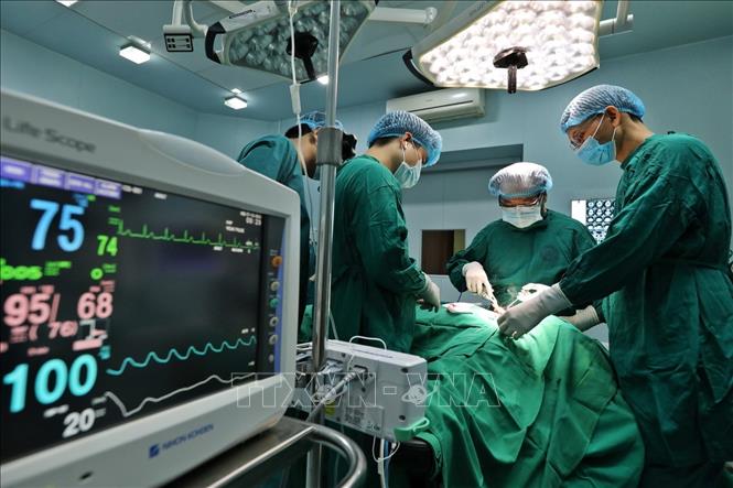Trong ảnh: PGS. TS Trần Ngọc Lương là người đầu tiên thành lập Khoa ngoại Bệnh viện Nội tiết Trung ương và xây dựng thành Khoa đầu ngành phẫu thuật các tuyến nội tiết, có thương hiệu trong nước, khu vực và quốc tế. Ảnh: Minh Quyết – TTXVN