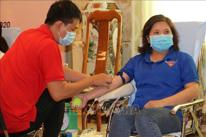 Trong ảnh: Đoàn viên, thanh niên tham gia hiến máu tình nguyện. Ảnh: Nhật Bình – TTXVN