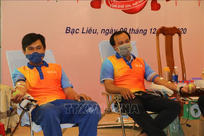 Trong ảnh: Đoàn viên, thanh niên tham gia hiến máu tình nguyện. Ảnh: Nhật Bình – TTXVN