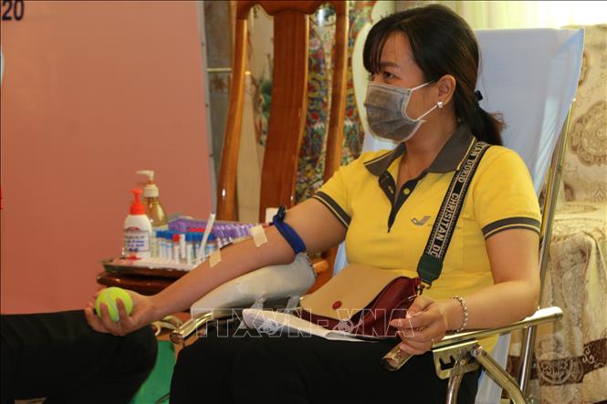 Trong ảnh: Đoàn viên, thanh niên tham gia hiến máu tình nguyện. Ảnh: Nhật Bình – TTXVN