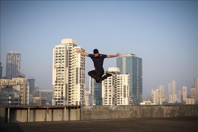 Trong ảnh: Nghệ sĩ trình diễn một điệu nhảy breakdance tại Mumbai, Ấn Độ. Ảnh: AFP/ TTXVN