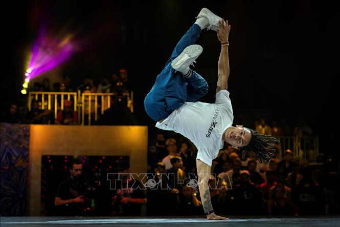 Trong ảnh: Nghệ sĩ trình diễn một điệu nhảy breakdance tại Mumbai, Ấn Độ. Ảnh: AFP/ TTXVN