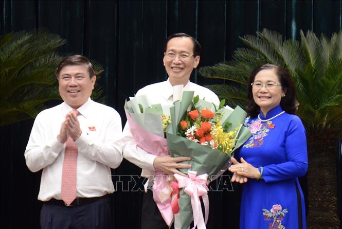 Trong ảnh: Ông Nguyễn Thành Phong, Chủ tịch Ủy ban nhân dân Thành phố Hồ Chí Minh (ngoài cùng bên trái), bà Nguyễn Thị Lệ, Chủ tịch Hội đồng nhân dân Thành phố Hồ Chí Minh chúc mừng ông Lê Thanh Liêm được miễn nhiễm chức Phó Chủ tịch Ủy ban nhân dân Thành phố Hồ Chí Minh để đảm nhiệm chức vụ Trưởng Ban Nội chính Thành ủy Thành phố Hồ Chí Minh. Ảnh: Xuân Khu-TTXVN