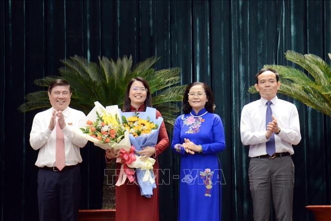 Trong ảnh: Ông Trần Lưu Quang, Phó Bí thư Thường trực Thành ủy (ngoài cùng bên phải), ông Nguyễn Thành Phong, Chủ tịch UBND Thành phố Hồ Chí Minh (ngoài cùng bên trái), bà Nguyễn Thị Lệ, Chủ tịch Hội đồng nhân dân Thành phố (thứ hai từ phải sang) chúc mừng bà Nguyễn Thị Ánh Hoa, Giám đốc Sở Du lịch Thành phố Hồ Chí Minh được bầu làm Ủy viên Ủy ban nhân dân Thành phố Hồ Chí Minh. Ảnh: Xuân Khu-TTXVN.