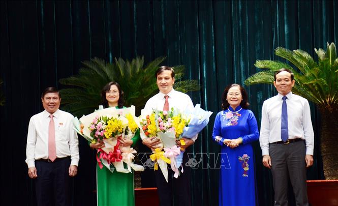 Trong ảnh: Ông Trần Lưu Quang, Phó Bí thư Thường trực Thành ủy (ngoài cùng bên phải), ông Nguyễn Thành Phong, Chủ tịch UBND Thành phố Hồ Chí Minh (ngoài cùng bên trái), bà Nguyễn Thị Lệ, Chủ tịch Hội đồng nhân dân Thành phố (thứ hai từ phải sang) chúc mừng bà Phan Thị Thắng (thứ hai từ trái sang) và ông Lê Hòa Bình (giữa) được bầu làm Phó Chủ tịch Ủy ban nhân dân Thành phố Hồ Chí Minh. Ảnh: Xuân Khu-TTXVN