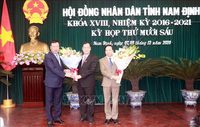 Trong ảnh: Bí thư Tỉnh ủy Nam Định Đoàn Hồng Phong chúc mừng tân Chủ tịch HĐND tỉnh Nam Định Lê Quốc Chỉnh (người đứng giữa). Ảnh: Nguyễn Lành - TTXVN