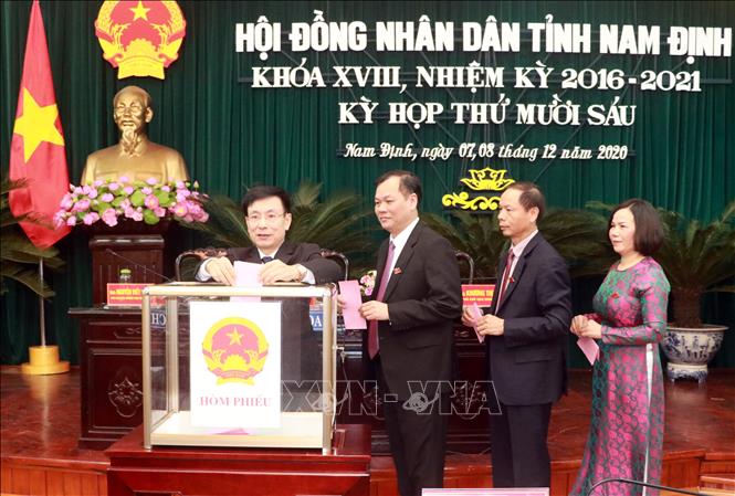 Trong ảnh: Các đại biểu HĐND tỉnh Nam Định bỏ phiếu bầu Chủ tịch HĐND tỉnh và bầu bổ sung 3 Ủy viên Ủy ban nhân dân tỉnh Nam Định, nhiệm kỳ 2016 - 2021. Ảnh: Nguyễn Lành - TTXVN