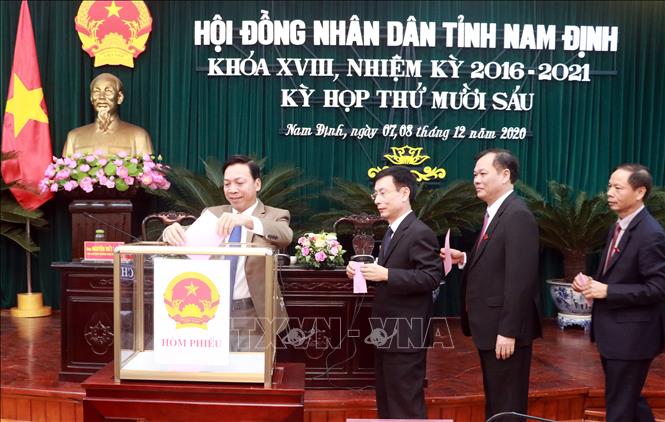 Trong ảnh: Các đại biểu HĐND tỉnh Nam Định bỏ phiếu bầu Chủ tịch HĐND tỉnh và bầu bổ sung 3 Ủy viên Ủy ban nhân dân tỉnh Nam Định, nhiệm kỳ 2016 - 2021. Ảnh: Nguyễn Lành - TTXVN