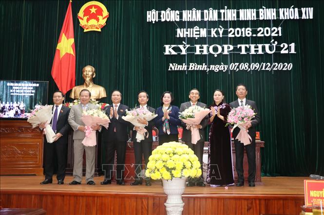 Trong ảnh: Tân chủ tịch UBND tỉnh và các tân Phó Chủ tịch UBND tỉnh Ninh Bình tại kỳ họp HĐND tỉnh. Ảnh: Đức Phương - TTXVN