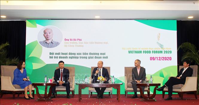 Trong ảnh: Đại diện Bộ, ngành, hiệp hội và doanh nghiệp tham gia phiên tọa đàm 