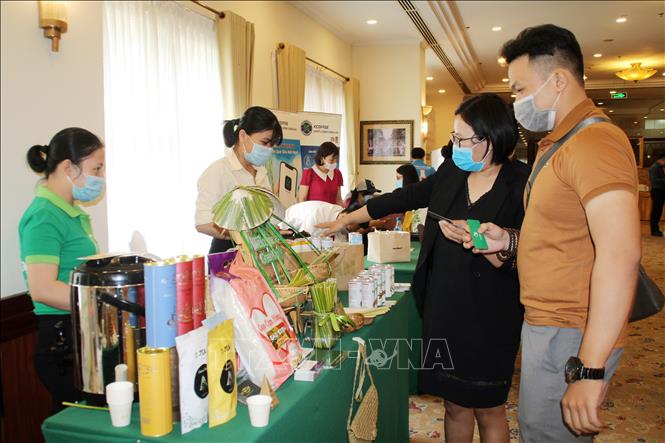 Trong ảnh: Sản phẩm nông sản bản địa được đóng gói bao bì theo tiêu chuẩn xuất khẩu trưng bày bên lề hội nghị. Ảnh: Mỹ Phương - TTXVN