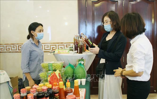 Trong ảnh: Doanh nghiệp giới thiệu đa dạng sản phẩm tươi và nông sản chế biến bên lề hội nghị. 
Ảnh: Mỹ Phương - TTXVN