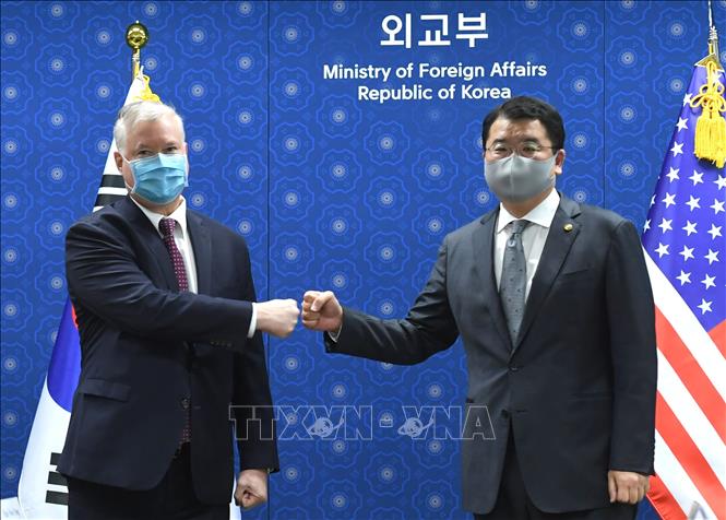 Trong ảnh: Thứ trưởng Ngoại giao Mỹ Stephen Biegun kiêm đặc phái viên của Mỹ về vấn đề Triều Tiên Stephen Biegun (trái) trong cuộc gặp Thứ trưởng Ngoại giao thứ nhất Hàn Quốc Choi Jong-kun tại Seoul ngày 9/12/2020. Ảnh: AFP/TTXVN