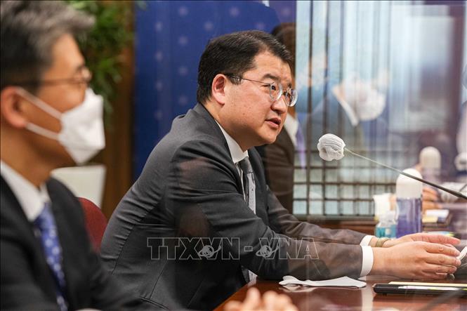 Thứ trưởng Ngoại giao thứ nhất Hàn Quốc Choi Jong-kun (ảnh, thứ 2 trái) trong cuộc gặp Thứ trưởng Ngoại giao kiêm đặc phái viên của Mỹ về vấn đề Triều Tiên Stephen Biegun đang ở thăm Seoul ngày 9/12/2020. Ảnh: YONHAP/TTXVN