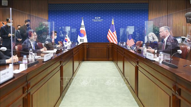 Trong ảnh: Thứ trưởng Ngoại giao kiêm đặc phái viên của Mỹ về vấn đề Triều Tiên Stephen Biegun (phải) trong cuộc hội đàm với Trưởng đoàn đàm phán hạt nhân Hàn Quốc Lee Do-hoon (thứ 2, trái) tại Seoul ngày 9/12/2020. Ảnh: YONHAP/TTXVN