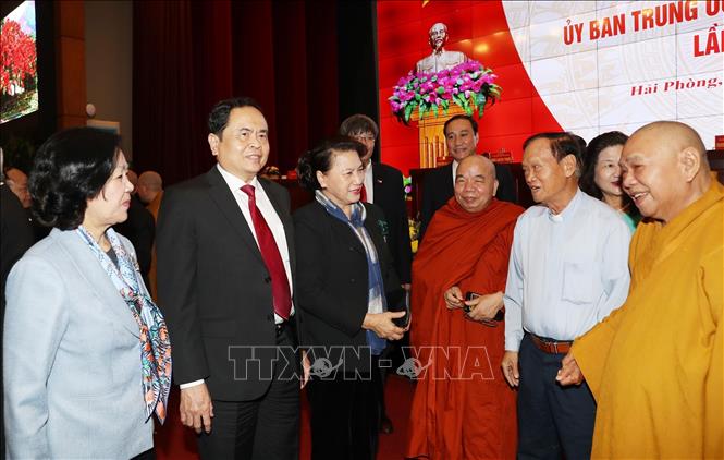 Trong những năm qua, Việt Nam luôn là một trong những nước đi đầu và bền bỉ trong thực hiện Tuyên ngôn nhân quyền. Việt Nam đã không ngừng nỗ lực hoàn thiện hệ thống pháp luật, chính sách về tín ngưỡng, tôn giáo... Sinh hoạt tín ngưỡng, tôn giáo của người dân được bảo đảm với hàng nghìn lễ hội, hoạt động tín ngưỡng, tôn giáo hàng năm. Trong ảnh: Chủ tịch Quốc hội Nguyễn Thị Kim Ngân, Trưởng Ban Dân vận Trung ương Trương Thị Mai, Chủ tịch Ủy ban Trung ương MTTQ Việt Nam  Trần Thanh Mẫn cùng các đại biểu, các chức sắc, tôn giáo dự Hội nghị Ủy ban Trung ương Mặt trận Tổ quốc Việt Nam lần thứ II (Khóa IX) . Ảnh: Trọng Đức – TTXVN
