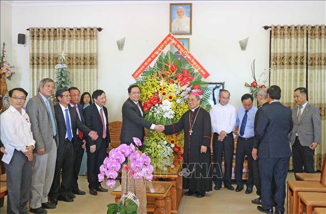 Trong những năm qua, Việt Nam luôn là một trong những nước đi đầu và bền bỉ trong thực hiện Tuyên ngôn nhân quyền. Việt Nam đã không ngừng nỗ lực hoàn thiện hệ thống pháp luật, chính sách về tín ngưỡng, tôn giáo... Sinh hoạt tín ngưỡng, tôn giáo của người dân được bảo đảm với hàng nghìn lễ hội, hoạt động tín ngưỡng, tôn giáo hàng năm. Trong ảnh: Chủ tịch Uỷ ban Trung ương Mặt trân Tổ quốc Việt Nam Trần Thanh Mẫn cùng đoàn công tác chúc mừng lễ Giáng sinh 2019 tới Giám mục Giáo phận Nha Trang Võ Đức Minh. Ảnh: Nguyễn Dũng – TTXVN

