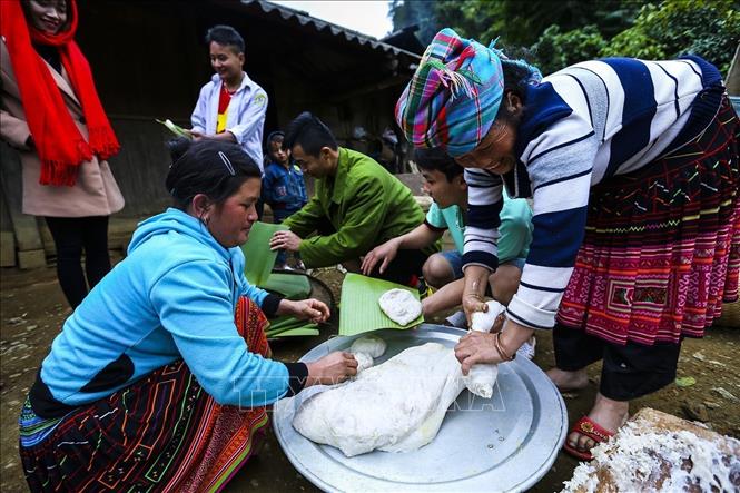 Trong những năm qua, Việt Nam luôn là một trong những nước đi đầu và bền bỉ trong thực hiện Tuyên ngôn nhân quyền. Việt Nam đã không ngừng nỗ lực hoàn thiện hệ thống pháp luật, chính sách về tín ngưỡng, tôn giáo... Sinh hoạt tín ngưỡng, tôn giáo của người dân được bảo đảm với hàng nghìn lễ hội, hoạt động tín ngưỡng, tôn giáo hàng năm. Trong ảnh: Món bánh dày không thể thiếu trong ngày tết cổ truyền của đồng bào dân tộc Mông. Ảnh: Phan Tuấn Anh – TTXVN
