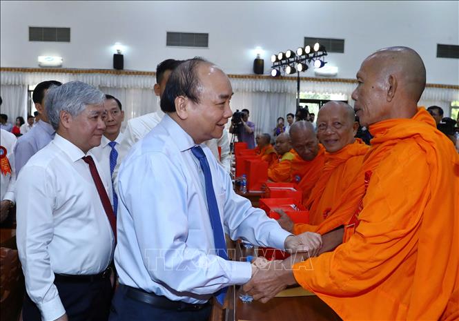 Trong những năm qua, Việt Nam luôn là một trong những nước đi đầu và bền bỉ trong thực hiện Tuyên ngôn nhân quyền. Việt Nam đã không ngừng nỗ lực hoàn thiện hệ thống pháp luật, chính sách về tín ngưỡng, tôn giáo... Sinh hoạt tín ngưỡng, tôn giáo của người dân được bảo đảm với hàng nghìn lễ hội, hoạt động tín ngưỡng, tôn giáo hàng năm. Trong ảnh: Thủ tướng Nguyễn Xuân Phúc gặp gỡ các đại biểu tại buổi Họp mặt các đại biểu tiêu biểu dân tộc Khmer nhân dịp Tết cổ truyền Chôl Chnăm Thmây 2019. Ảnh: Thống Nhất – TTXVN
