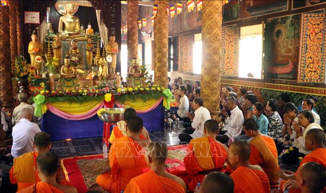 Trong những năm qua, Việt Nam luôn là một trong những nước đi đầu và bền bỉ trong thực hiện Tuyên ngôn nhân quyền. Việt Nam đã không ngừng nỗ lực hoàn thiện hệ thống pháp luật, chính sách về tín ngưỡng, tôn giáo... Sinh hoạt tín ngưỡng, tôn giáo của người dân được bảo đảm với hàng nghìn lễ hội, hoạt động tín ngưỡng, tôn giáo hàng năm. Trong ảnh: Sư sãi và bà con Phật tử Khmer tụng kinh trước khi làm Nghi lễ tắm Phật trong Tết Chôl Chnăm Thmây của đồng bào Khmer ở Sóc Trăng Sóc Trăng. Ảnh: Trung Hiếu - TTXVN