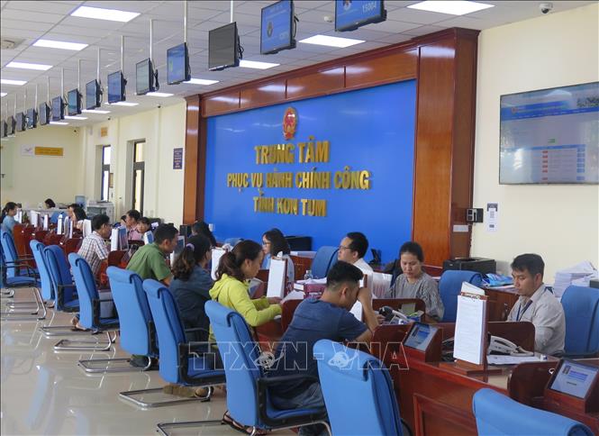 Đảng và Nhà nước ta luôn luôn xác định quyền con người là giá trị chung của nhân loại; con người vừa là mục tiêu, vừa là động lực của sự nghiệp xây dựng và bảo vệ đất nước; bảo đảm và thúc đẩy quyền con người là nhân tố quan trọng cho sự phát triển bền vững. Trong ảnh: Hoạt động tiếp nhận và trả hồ sơ tại Trung tâm phục vụ hành chính công tỉnh Kon Tum. Bộ phận này sẽ góp phần đẩy mạnh cải cách thủ tục hành chính và cải thiện chỉ số Cải cách hành chính của tỉnh Kon Tum, khi chỉ số này của tỉnh chỉ xếp thứ 59/63 tỉnh thành trong năm 2019. Ảnh: Dư Toán - TTXVN
