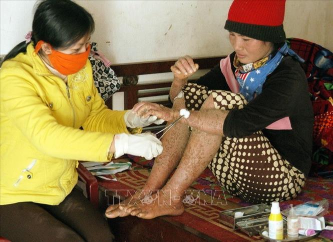 Đảng và Nhà nước ta luôn luôn xác định quyền con người là giá trị chung của nhân loại; con người vừa là mục tiêu, vừa là động lực của sự nghiệp xây dựng và bảo vệ đất nước; bảo đảm và thúc đẩy quyền con người là nhân tố quan trọng cho sự phát triển bền vững. Trong ảnh: Đồng đẳng viên của nhóm “Vì ngày mai tươi sáng” (Ninh Bình) chăm sóc bệnh nhân AIDS tại cộng đồng. Ảnh: Dương Ngọc - TTXVN
