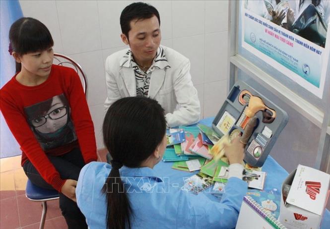 Đảng và Nhà nước ta luôn luôn xác định quyền con người là giá trị chung của nhân loại; con người vừa là mục tiêu, vừa là động lực của sự nghiệp xây dựng và bảo vệ đất nước; bảo đảm và thúc đẩy quyền con người là nhân tố quan trọng cho sự phát triển bền vững. Trong ảnh: Đồng đẳng viên dự án tại Nam Định tư vấn chăm sóc sức khỏe tiền hôn nhân cho vị thành niên. Hoạt động năm trong Dự án SALIN giai đoạn (2009 – 2011). Ảnh: TTXVN