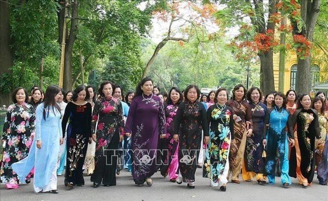 Đảng và Nhà nước ta luôn luôn xác định quyền con người là giá trị chung của nhân loại; con người vừa là mục tiêu, vừa là động lực của sự nghiệp xây dựng và bảo vệ đất nước; bảo đảm và thúc đẩy quyền con người là nhân tố quan trọng cho sự phát triển bền vững. Trong ảnh: Các nữ đại biểu Quốc hội tham quan Phủ Chủ tịch. Việt Nam là một trong những nước có tỷ lệ nữ đại biểu Quốc hội cao trong khu vực và thế giới.. Ảnh: Thống Nhất – TTXVN