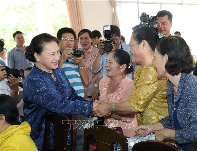 Thực hiện bình đẳng giới về chính trị, tỷ lệ nữ giới đại diện trong cơ quan lập pháp của Việt Nam luôn thuộc nhóm có thứ hạng cao nhất trong khu vực nói riêng và trên thế giới nói chung và tỷ lệ này ngày càng tăng. Trong ảnh: Chủ tịch Quốc hội Nguyễn Thị Kim Ngân tiếp xúc cử tri phường Hưng Thạnh, quận Cái Răng, TP Cần Thơ trước kỳ họp thứ 8, Quốc hội khóa XIV. Ảnh: Trọng Đức – TTXVN