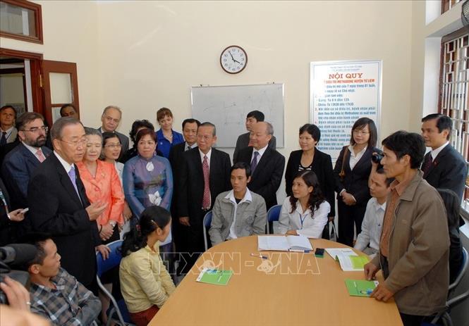 Việt Nam cam kết đẩy mạnh hơn nữa việc thực hiện các Mục tiêu phát triển bền vững, chú trọng các chính sách giảm nghèo bền vững, thu hẹp khoảng cách phát triển giữa các khu vực địa lý, các nhóm dân cư, trong đó đặc biệt chú trọng các nhóm dễ bị tổn thương.Trong ảnh: Tổng Thư ký Liên hợp quốc Ban Ki-moon nói chuyện với các bệnh nhân tại Trung tâm Y tế huyện Từ Liêm, Hà Nội thuộc dự án “Chăm sóc, Bảo vệ và Ngăn ngừa HIV” (29/10/2010). Ảnh: Doãn Tấn – TTXVN.