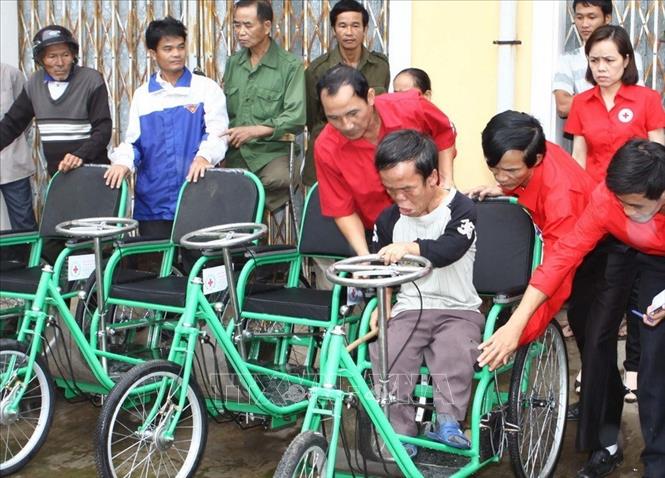 Việt Nam cam kết đẩy mạnh hơn nữa việc thực hiện các Mục tiêu phát triển bền vững, chú trọng các chính sách giảm nghèo bền vững, thu hẹp khoảng cách phát triển giữa các khu vực địa lý, các nhóm dân cư, trong đó đặc biệt chú trọng các nhóm dễ bị tổn thương. Trong ảnh: Hội Chữ thập đỏ tỉnh Quảng Trị tổ chức trao 140 xe lăn và 50 xe lắc do Công ty TNHH liên doanh Phú Mỹ Hưng và Quỹ hỗ trợ cộng đồng Lawrence S.Ting tài trợ cho người khuyết tật trong tỉnh 16/11/2012). Ảnh: Hồ Cầu - TTXVN

