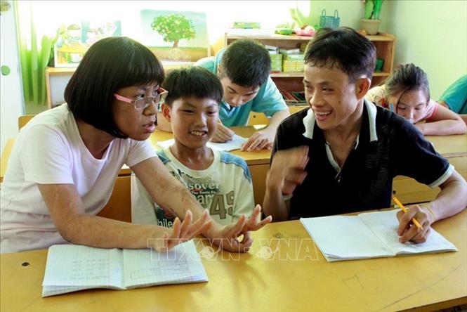Việt Nam cam kết đẩy mạnh hơn nữa việc thực hiện các Mục tiêu phát triển bền vững, chú trọng các chính sách giảm nghèo bền vững, thu hẹp khoảng cách phát triển giữa các khu vực địa lý, các nhóm dân cư, trong đó đặc biệt chú trọng các nhóm dễ bị tổn thương. 
Trong ảnh: Các nạn nhân chất độc da cam/dioxin học văn hóa tại cơ sở nuôi dưỡng huyện Hòa Vang (Đà Nẵng). Ảnh: Dương Ngọc – TTXVN
