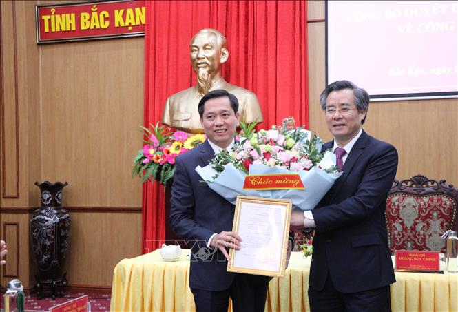 Trong ảnh: Ông Nguyễn Quang Dương - Ủy viên Ban chấp hành Trung ương Đảng, Phó Trưởng Ban Tổ chức Trung ương (phải) trao quyết định cho đồng chí Nguyễn Long Hải. Ảnh: Vũ Hoàng Giang - TTXVN