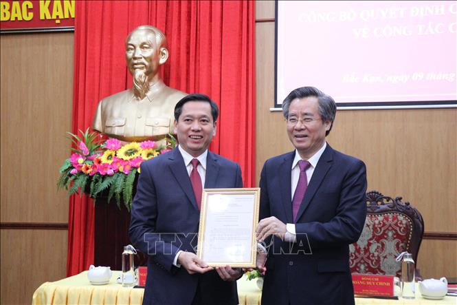 Trong ảnh: Ông Nguyễn Quang Dương - Ủy viên Ban chấp hành Trung ương Đảng, Phó Trưởng Ban Tổ chức Trung ương (phải) trao quyết định cho đồng chí Nguyễn Long Hải. Ảnh: Vũ Hoàng Giang - TTXVN