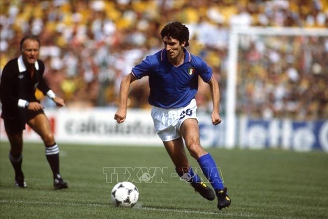 Trong ảnh: Huyền thoại bóng đá Italy Paolo Rossi (phải). Ảnh: Getty Images/TTXVN